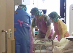 兵庫県内の感染「第４波」では、本来は中等症対応だった病院にも重症化した患者が運び込まれた＝２０２１年５月、神戸市長田区一番町２、市立医療センター西市民病院