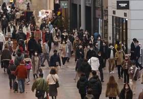 買い物客でにぎわう三宮センター街＝２０２１年１２月２８日、神戸市中央区
