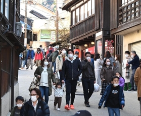 有馬温泉街を歩く観光客。感染拡大の影響が心配される＝８日午後、神戸市北区有馬町（撮影・坂井萌香）