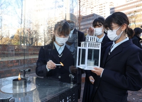 「１・１７希望の灯り」から火を移す参加者ら＝８日午後、神戸市中央区加納町６（撮影・小林良多）