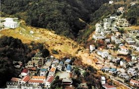 阪神・淡路大震災で地滑りが起き３４人が犠牲になった現場＝１９９５年１月１７日、西宮市仁川百合野町
