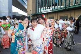 記念撮影の時だけマスクを外し、友人と笑顔を見せる新成人たち＝１０日午後、西宮市甲子園町、甲子園球場（斎藤雅志）