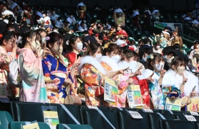 カメラに向かってピースサインをする新成人＝１０日午後、西宮市甲子園町、甲子園球場（撮影・斎藤雅志）