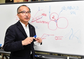 谷埋め盛り土の地滑りを解説する釜井俊孝教授＝京都府宇治市、京都大学防災研究所