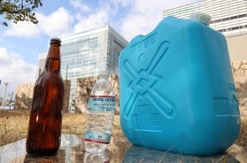 ２７年前の水が入ったポリタンク、ペットボトル、ビール瓶