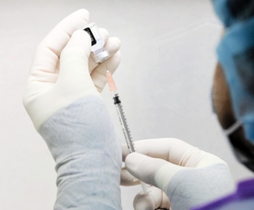 接種を前に注射器に分けられる新型コロナウイルスのワクチン（資料写真）