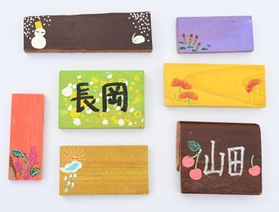 仮設住宅でボランティアによって配られた手作りの表札。かまぼこの板や家具の廃材で作られている（撮影・坂井萌香）