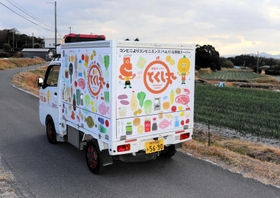 農村部を走る移動スーパー＝淡路市尾崎