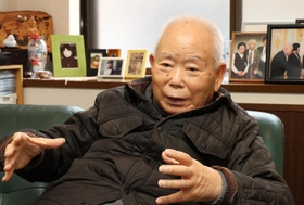 拉致問題の早期解決を訴える有本明弘さん＝１２日午後、神戸市長田区（撮影・長嶺麻子）