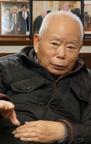 拉致問題の早期解決を訴える有本明弘さん＝１２日午後、神戸市長田区（撮影・長嶺麻子）