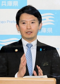 兵庫県の新型コロナウイルス対策本部会議を終え、会見する斎藤元彦知事＝１２日午後、兵庫県庁