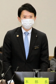 兵庫県の新型コロナウイルス対策本部会議冒頭であいさつする斎藤元彦知事＝１２日午後、兵庫県災害対策センター