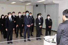 保健所への派遣前に斎藤元彦知事の話を聞く兵庫県職員＝１３日午前、県庁