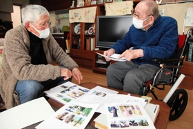 被災樹木の記録集をまとめている松元廣美さん（右）と宮田和男さん＝加古川市