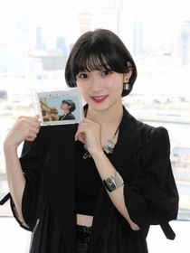 ファーストシングルを手にする歌手の宮本佳林＝神戸市中央区東川崎町１、神戸新聞社