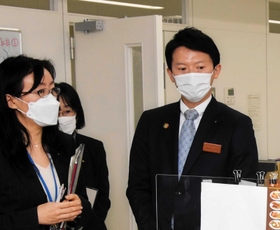 伊丹健康福祉事務所を視察した斎藤元彦知事。この後、取材に応じた＝１４日午後、伊丹市千僧１
