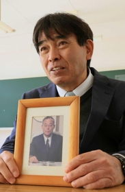 父の晃一さんについて語る家島高校教頭の小山健治さん＝姫路市家島町（撮影・鈴木雅之）