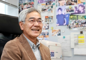 「どんな悲惨な災害もいずれ風化する。必要なのは、考える場面を提供すること」と話す森永速男教授＝神戸市中央区、兵庫県立大大学院減災復興政策研究科（撮影・長嶺麻子）