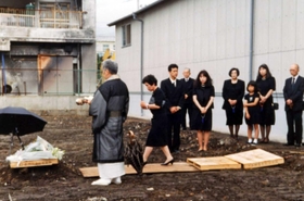 実家跡で行われた佐藤正子さんの葬儀。娘の悦子さん（右から５人目）とその姉齊藤礼子さん（同４人目）も参列した＝１９９５年７月２日、神戸市須磨区大田町（佐藤悦子さん提供）