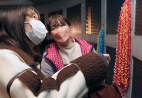 銘板の前で母の思い出を語る山神啓子さん（右）と陽菜さん＝１７日午前６時５９分、神戸市中央区加納町６、東遊園地（撮影・吉田敦史）