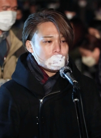 遺族代表として「追悼のことば」を述べる田代作人さん＝１７日午前５時５５分、神戸市中央区加納町６、東遊園地（撮影・辰巳直之）