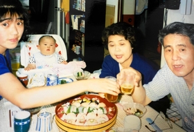 幼い大前敏郎さんを囲む祖父堯敏さん（右）ら（大前さん提供）