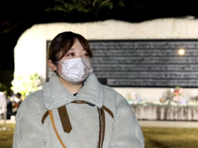 亡くなった伯母への思いを語る平井桜子さん＝１７日午前６時４分、西宮市奥畑、西宮震災記念碑公園（撮影・長嶺麻子）
