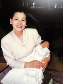 生まれてまもない平井さんを抱く伯母の木下●子さん（平井さん提供）※●は「しんにょう」に「西」、読み方は「みち」