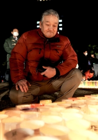かわいがってくれた自治会長を亡くした矢形賢悟さん＝１７日午前６時２３分、神戸市中央区加納町６（撮影・鈴木雅之）