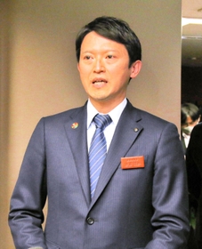 まん延防止等重点措置の要請について協議する３府県会議を翌日に控え、記者団の取材に応じる兵庫県の斎藤元彦知事＝１８日夕、兵庫県庁