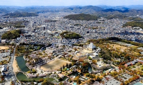 姫路城の背後に広がる姫路市街地