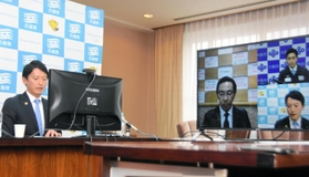 新型コロナウイルスの感染急拡大を受け、大阪、京都府の両知事とオンラインで会議を行う兵庫県の斎藤元彦知事＝１９日午後、兵庫県庁