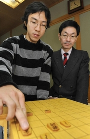 将棋界で戦後初の親子棋士となった西川慶二七段（右）と西川和宏四段＝２００８年１２月１７日、大阪市福島区の関西将棋会館（段位は当時）
