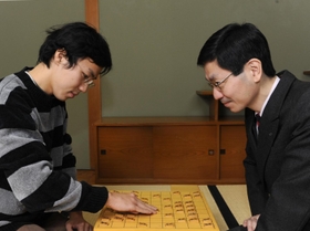 将棋盤を前に向かい合う西川和宏四段（左）と西川慶二七段＝２００８年１２月１７日、大阪市の関西将棋会館（段位は当時）