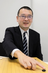 公式戦１３００勝を達成した結城聡九段＝２０日午後、関西棋院