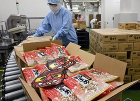 フル生産が続く節分の福豆＝２１日午前、神戸市長田区神楽町２、吉田ピーナツ食品（撮影・坂井萌香）