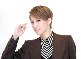 「コロナ禍に見舞われたこの２年、瞬間瞬間を大切にすることの意味を考えながら過ごしてきた」と話す真風涼帆＝宝塚大劇場（代表撮影）