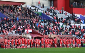 トンガに向け、黙とうをささげる神戸フィフティーンら＝２２日午後、神戸市兵庫区御崎町１、ノエビアスタジアム神戸（撮影・長嶺麻子）