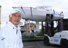 「サントリーマーメイド３号」の積み出し作業を見守る海洋冒険家の堀江謙一さん＝２４日午前、新西宮ヨットハーバー（撮影・斎藤雅志）