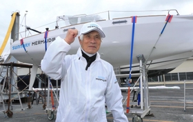 太平洋横断で乗り込む「サントリーマーメイド３号」の積み出しを前にガッツポーズをする海洋冒険家の堀江謙一さん＝２４日午前、新西宮ヨットハーバー（撮影・斎藤雅志）