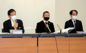 会見で訴えの内容などを説明する悪質水道工事被害対策姫路弁護団＝姫路市北条１、県弁護士会姫路支部会館