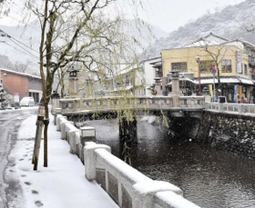 昨年は休業する旅館や土産物店も多く、歩く人の姿もまばらになった城崎温泉街＝２０２１年１月、豊岡市城崎町湯島