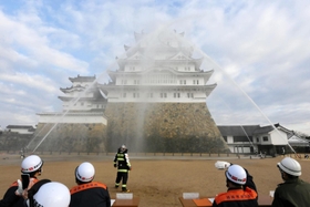 国宝・世界遺産姫路城の大天守に向かって放水する消防隊員＝２６日午前、姫路市本町（撮影・大山伸一郎）