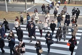 まん延防止等重点措置の期間が始まった神戸市内の通勤風景。マスク姿の人たちが仕事場へ向かった＝２７日午前、神戸市中央区（撮影・秋山亮太）