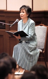 阪神・淡路大震災を題材にした詩を読み上げる俳優の竹下景子さん＝２０２０年１月、神戸市内