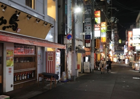 まん延防止等重点措置が適用され、人通りがまばらになった飲食店街＝２７日夜、神戸市中央区中山手通１（撮影・吉田敦史）
