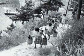 ヒョーゴアーカイブスより「家島の水くみ」（兵庫県提供）
