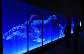 幻想的な青の色彩が目を引く作品＝２８日午後、神戸市東灘区向洋町中２、神戸ファッション美術館（撮影・鈴木雅之）