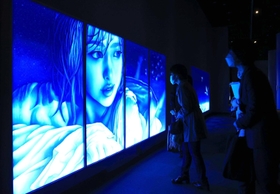 幻想的な青の色彩が目を引く作品＝２８日午後、神戸市東灘区向洋町中２、神戸ファッション美術館（撮影・鈴木雅之）