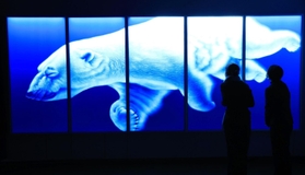 幻想的な青の色彩が目を引く作品＝神戸市東灘区向洋町中２、神戸ファッション美術館（撮影・鈴木雅之）